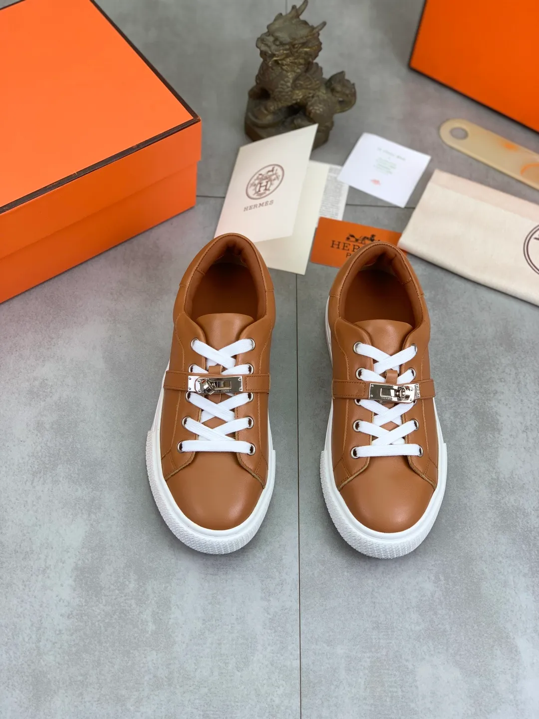 Men's men's shoes 💰P640 New Hermes top version Hermès classic couple style #𝐊𝐞𝐥𝐥𝐲 buckle casual white shoes skateboard shoes that will not conflict with shoes at all. Full of unknowns, Hermès rarely produces flat casual shoes and they are paired with classic palladium-plated Kelly shoe buckles! You'll fall in love with it at first sight. It's super versatile and can be worn with any skirt or pants. 🉑️Close your eyes and wear it. It's super noble. Fabric: Specific cowhide/canvas material. Lining: Sheepskin lining. Outsole: Original molded TPU outsole. Size: 35-45.
